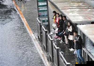 下雨天在公交车站避雨的 1 个技巧